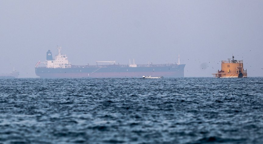 Отвлеченият петролен танкер в Оманския залив се движи към Иран