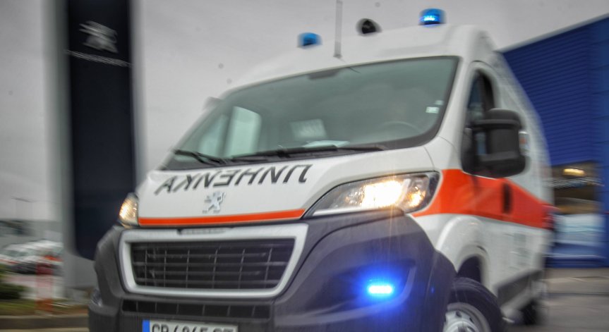 Четирима души пострадаха след челен сблъсък между автомобили край Великотърновско