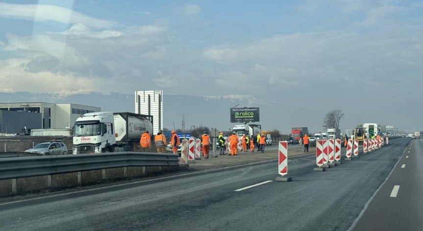Ограничена за преминаване е изпреварващата лента.