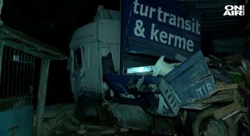 Турски ТИР се заби в къща във великотърновското село Самоводене