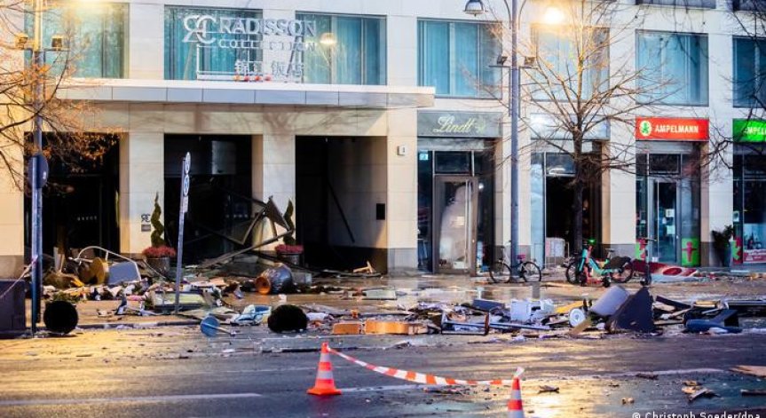 Огромен аквариум се спука в хотел в Берлин, рани двама души, сградата е наводнена