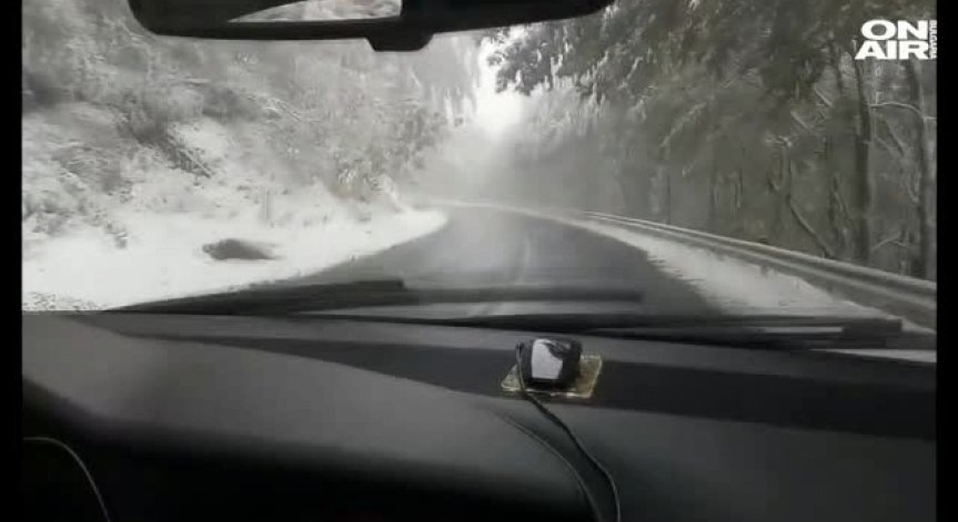 Ураганен вятър и нулева видимост затвориха Троянския проход