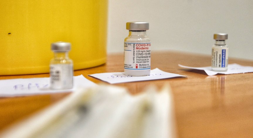 Агенцията по лекарствата препоръча трета доза ваксина от Pfizer и Moderna
