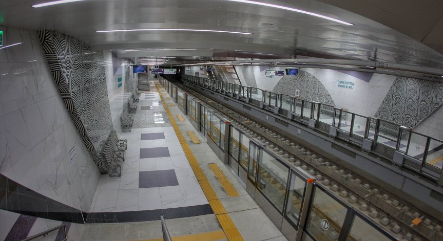 Мъж удари в лицето полицай в метрото и му скъса тениската