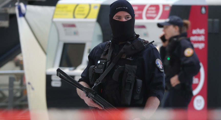 Ученик наръга учителка във Франция, чул гласове, които го подбудили за убийството