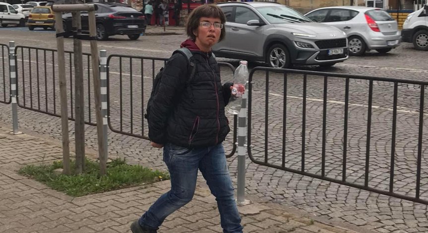 Пазете се: Жена напада с шило и камъни случайни хора по софийските улици