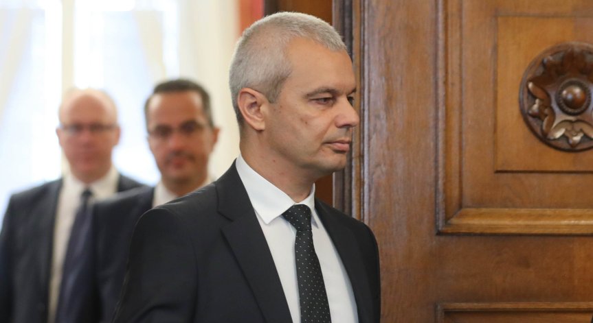 Костадинов: Радев е атакуван от плажовете на своите депутати