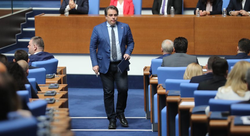 Асен Василев: Повишаването на данъците е отложено само с година