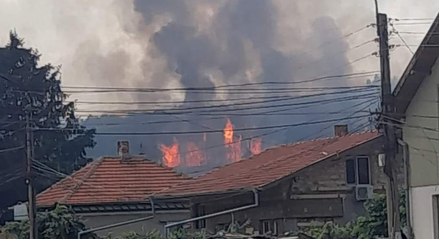 Огромен пожар бушува в Русе, огънят достига къщите