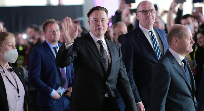 Какво направи Мъск? Обяви, че Twitter губи милиарди и може да фалира