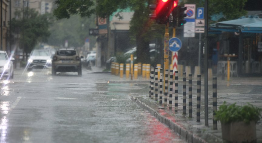 Над 90 сигнала заради бурята в София, повечето за запушени шахти и паднали дървета