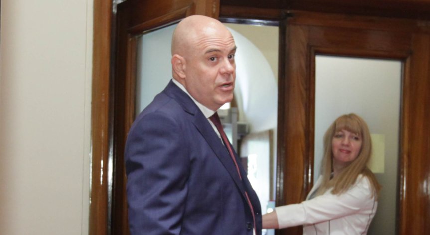 Гешев: Разследването на чекмеджетата с пачки и кюлчета е прекратено, но не под натиск