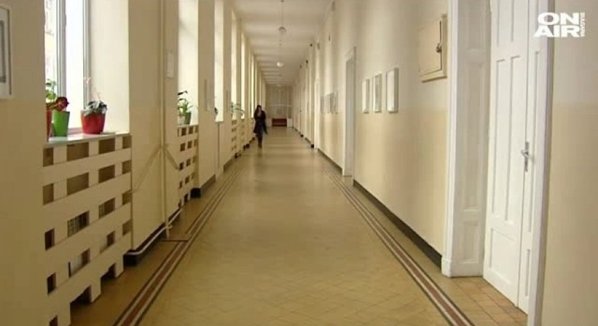 Учениците в София се върнаха в класните стаи