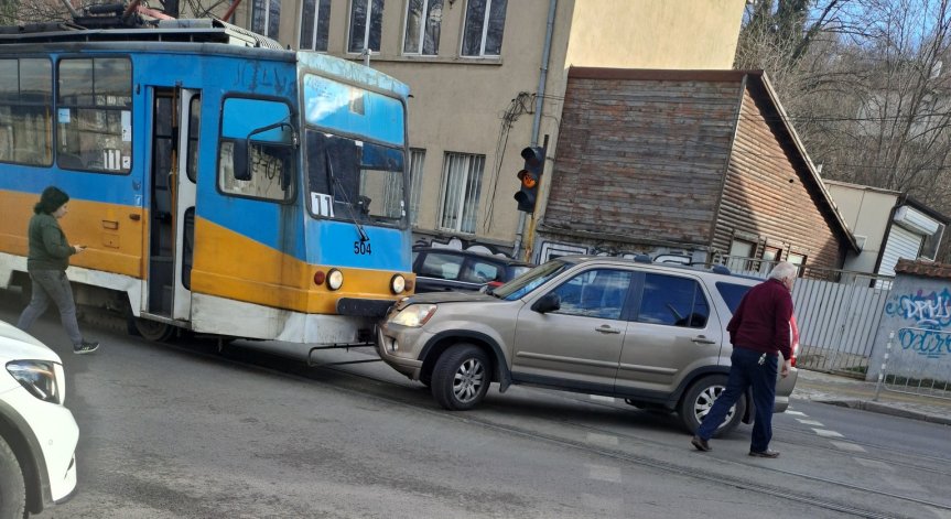 Трамвай и кола пак се удариха в столицата, този път в кв. 