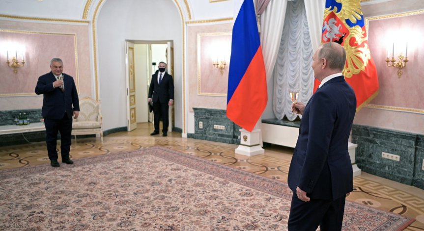 Играта на Орбан: Защо унгарският премиер отиде на крака при Путин?