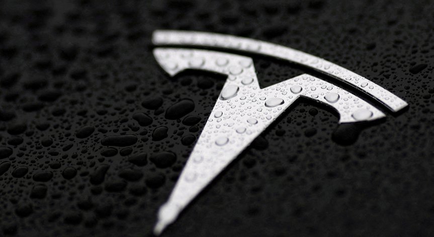 Tesla губи позиции.