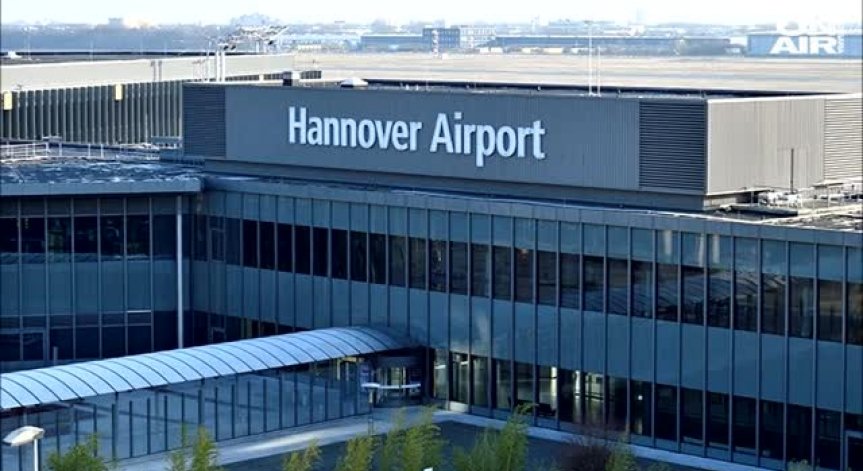 Автомобил навлезе в близост до пистите на летището в Хановер