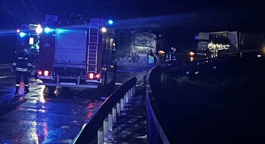 Челен удар на два ТИР-а в Прохода на Републиката, единият горя като факла (+СНИМКИ)