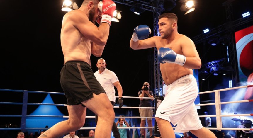 Стофоридис започна агресивно.