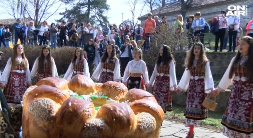 Момите тръгват на обиколка - Лазаровден е!