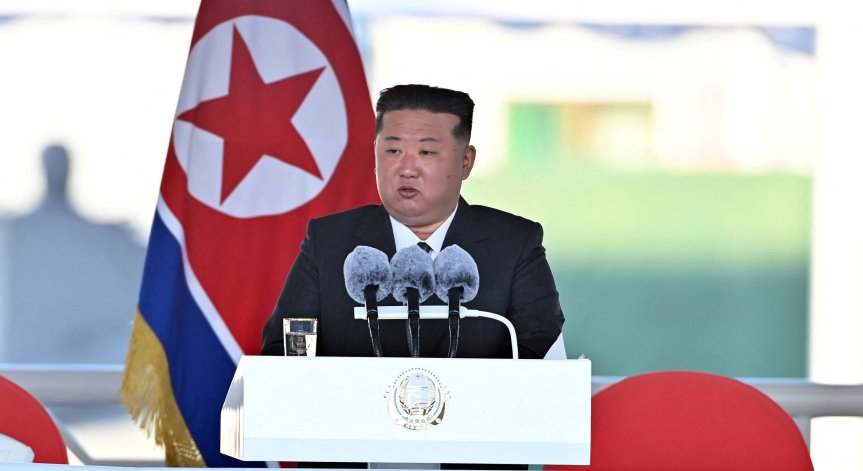 Разрушителят се е преобърнал и е повредил корпуса си.