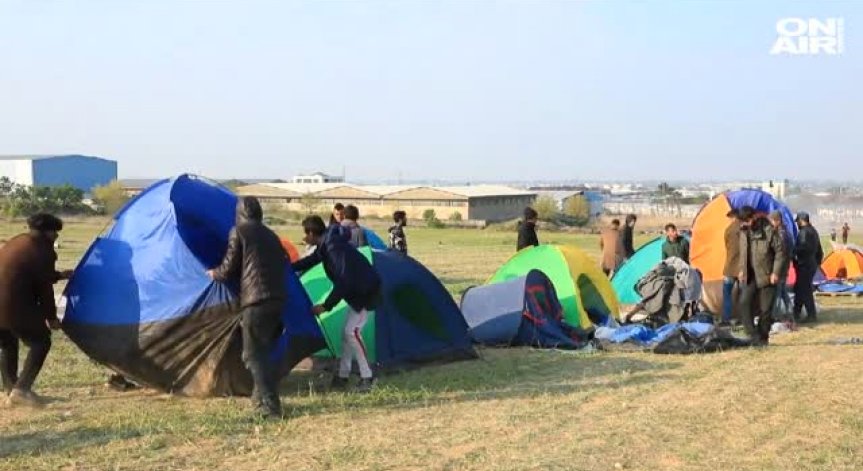 Край Солун вече е спокойно - премахнаха палатките на мигрантите