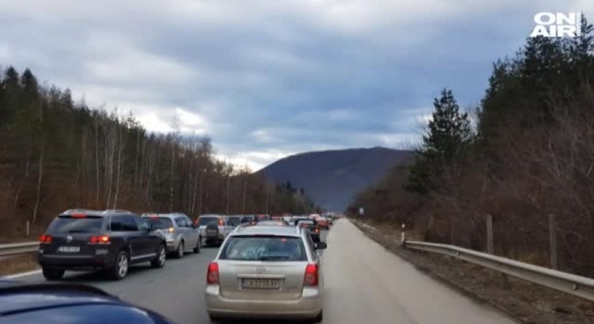 Километрично задръстване на 