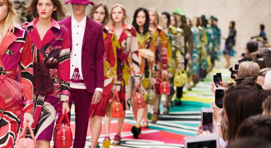Burberry трябва да върви напред: Бейли