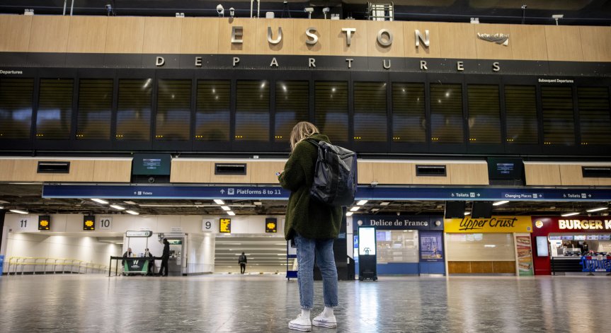 Транспортен хаос във Великобритания заради стачки на машинисти и шофьори на автобуси