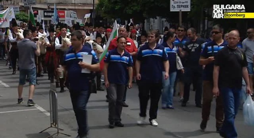 Протестиращите полицаи вече искат и оставки