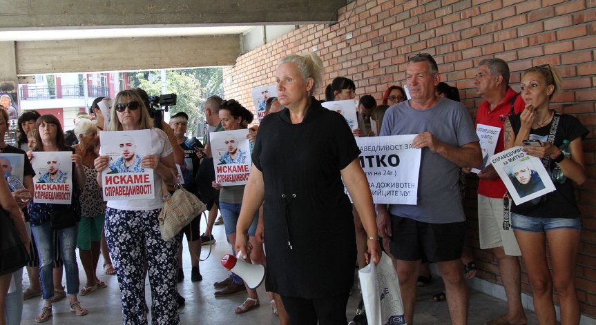 Близки на убития Димитър от Цалапица блокират ключово кръстовище в Пловдив