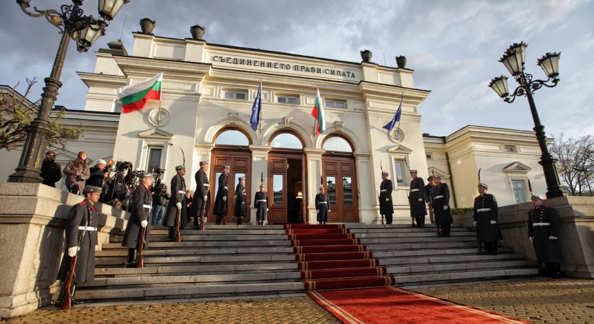 Доверието в парламента бележи историческо дъно