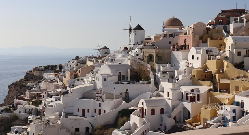 Транспортът е частично спрян, а училищата и болниците – с ограничен режим.