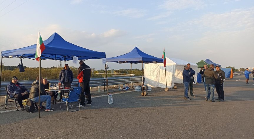 Край на протестите: Падна блокадата на АМ 