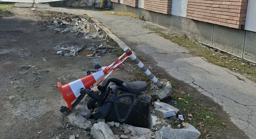 Шахта край детско отделение на поликлиника: Обезопасена със стол и червена лента