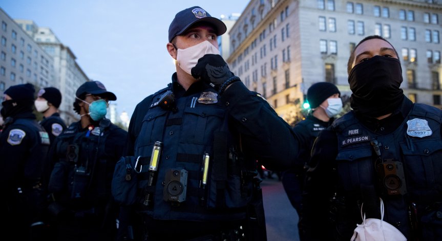 Жена и трима мъже са ранени при нападение с нож пред Белия дом