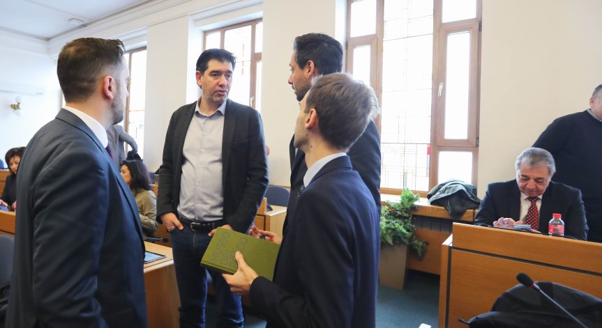 Членове на БСП скочиха на общинските ѝ съветници в София: 