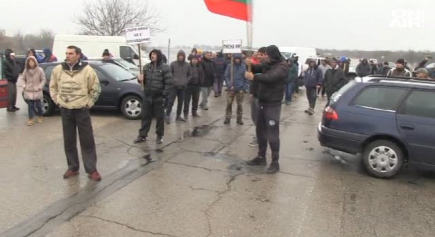 Протест блокира пътя Русе – Кубрат: Хората искат ремонт на пътната артерия