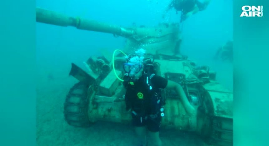 Ливан бори боклуците по плажа с... танкове в морето