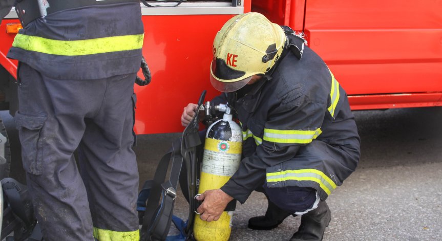 На място са били шест екипа огнеборци.