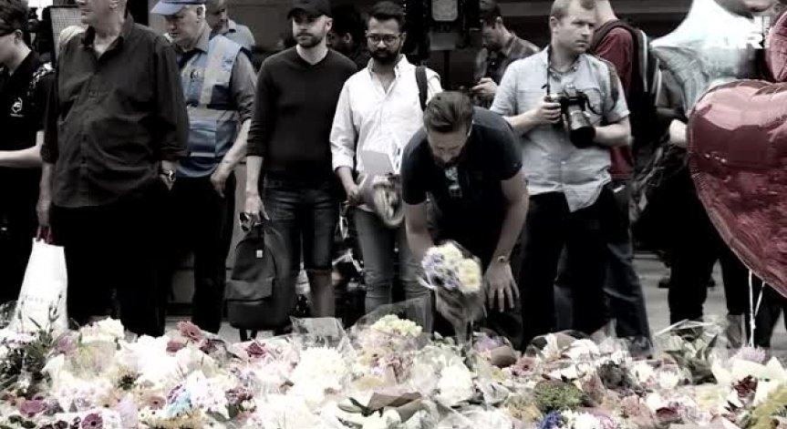 Свещи, цветя, балони... Великобритания почете жертвите на терора