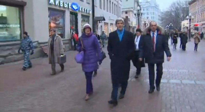 Джон Кери се разходи по Арбат
