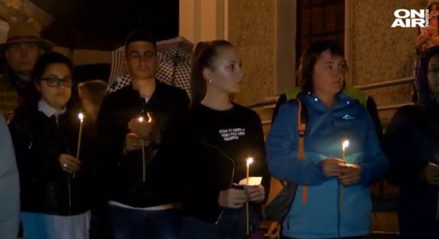 Жители и гости на Велико Търново посрещнаха Възкресение в местния храм