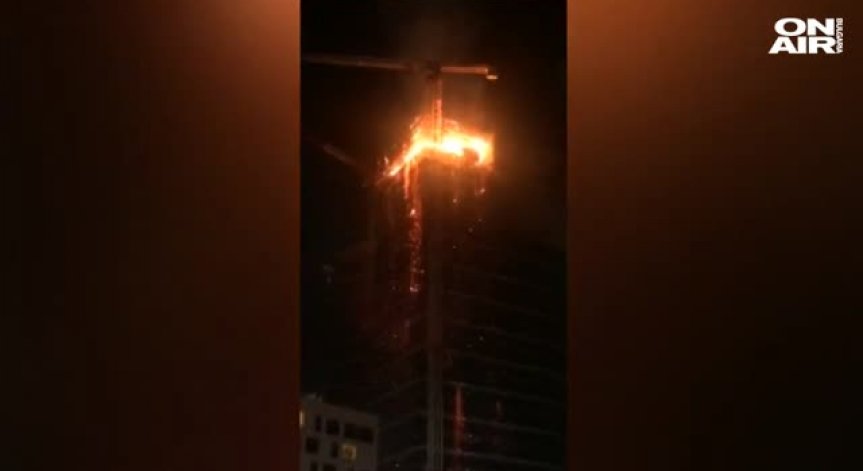 Пожар изпепели новостроящ се небостъргач във Варшава