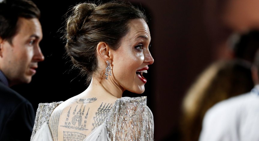 Майка за пример: Джоли стана пилот заради сина си