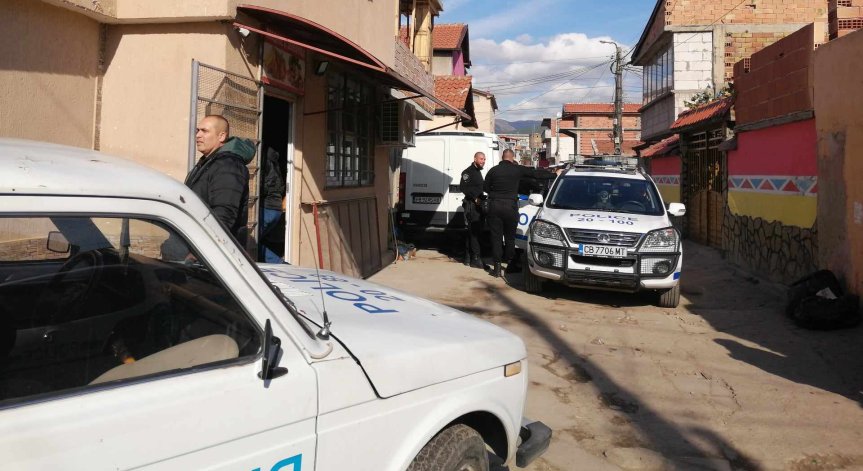 Разбиха схема за търговия с вот в Сливенско, иззеха тетрадки с имена и пари