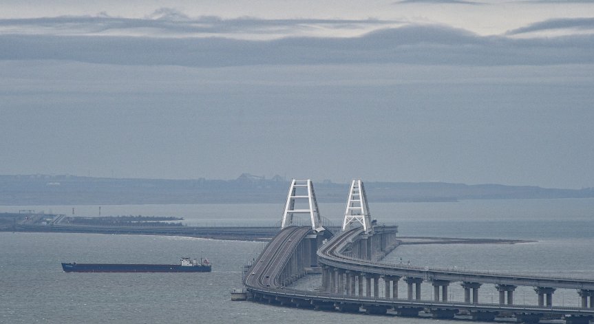 Русия с нова тактика: Потапя кораби покрай Кримския мост, за да го защити