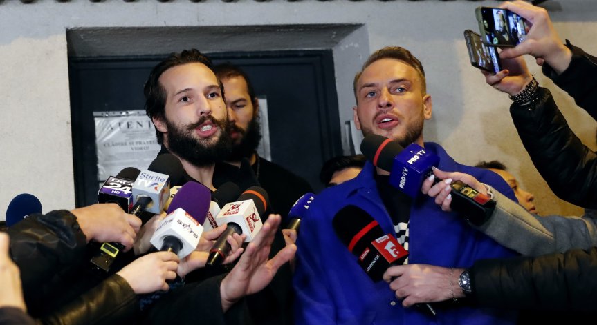 Пуснаха братя Тейт, обвинени в сводничество, под домашен арест