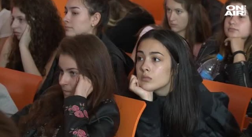 Журналисти в училище: Как да разпознаваме фалшивите новини?