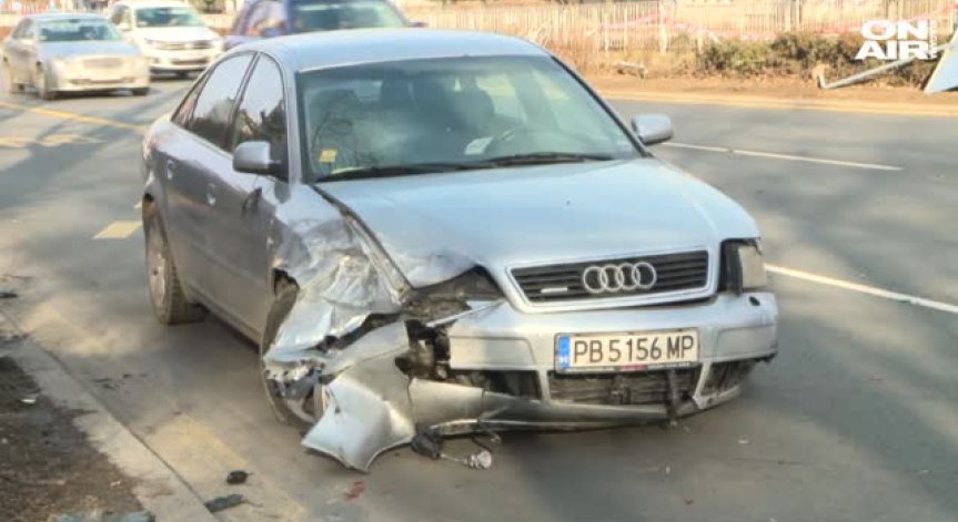 Агресивен на пътя шофьор помля две коли на бул. 